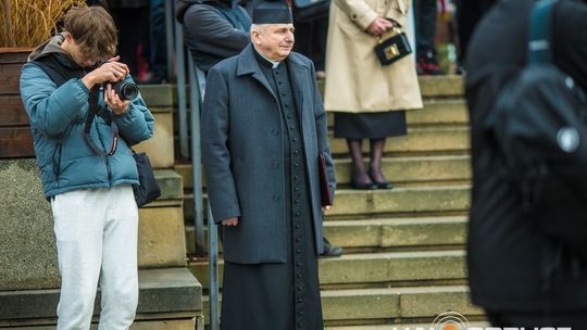 Obchody 107. rocznicy odzyskania przez Polskę niepodległości zdjęcie przedstawia osoby podczas uroczystości 11. listopada 2025