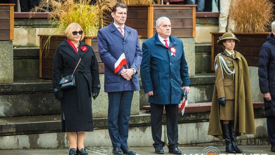 Obchody 107. rocznicy odzyskania przez Polskę niepodległości zdjęcie przedstawia osoby podczas uroczystości 11. listopada 2025