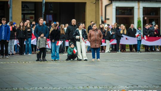 Obchody 107. rocznicy odzyskania przez Polskę niepodległości zdjęcie przedstawia osoby podczas uroczystości 11. listopada 2025