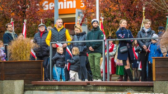 Obchody 107. rocznicy odzyskania przez Polskę niepodległości zdjęcie przedstawia osoby podczas uroczystości 11. listopada 2025