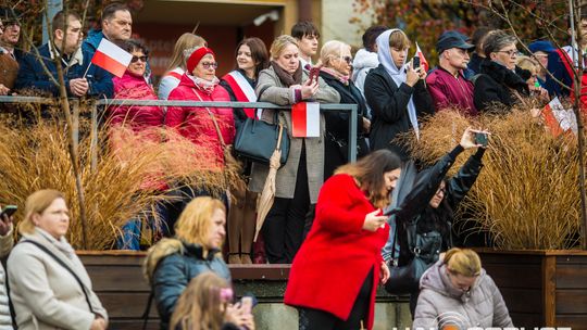 Obchody 107. rocznicy odzyskania przez Polskę niepodległości zdjęcie przedstawia osoby podczas uroczystości 11. listopada 2025