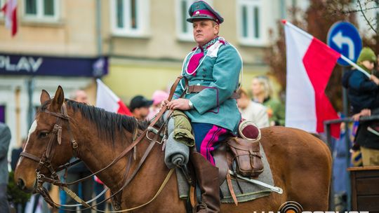 Obchody 107. rocznicy odzyskania przez Polskę niepodległości zdjęcie przedstawia osoby podczas uroczystości 11. listopada 2025