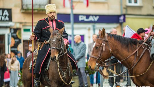 Obchody 107. rocznicy odzyskania przez Polskę niepodległości zdjęcie przedstawia osoby podczas uroczystości 11. listopada 2025