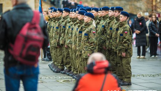 Obchody 107. rocznicy odzyskania przez Polskę niepodległości zdjęcie przedstawia osoby podczas uroczystości 11. listopada 2025