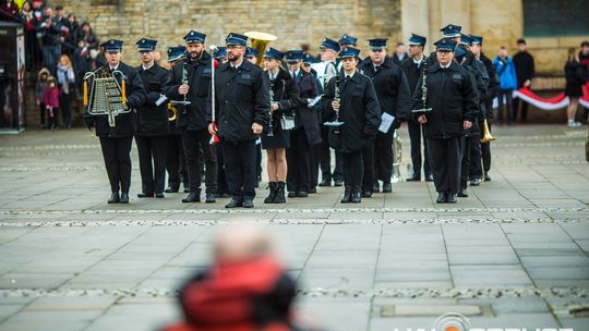 Obchody 107. rocznicy odzyskania przez Polskę niepodległości zdjęcie przedstawia osoby podczas uroczystości 11. listopada 2025