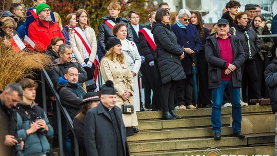 Obchody 107. rocznicy odzyskania przez Polskę niepodległości zdjęcie przedstawia osoby podczas uroczystości 11. listopada 2025