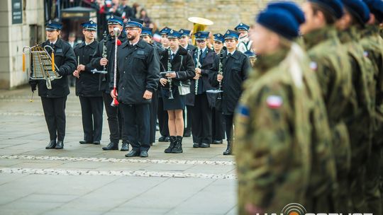 Obchody 107. rocznicy odzyskania przez Polskę niepodległości zdjęcie przedstawia osoby podczas uroczystości 11. listopada 2025