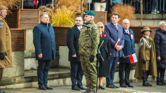 Obchody 107. rocznicy odzyskania przez Polskę niepodległości zdjęcie przedstawia osoby podczas uroczystości 11. listopada 2025