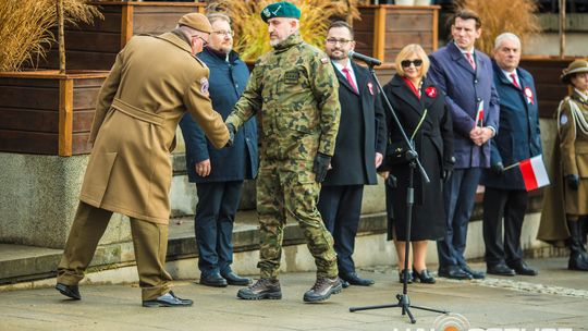 Obchody 107. rocznicy odzyskania przez Polskę niepodległości zdjęcie przedstawia osoby podczas uroczystości 11. listopada 2025