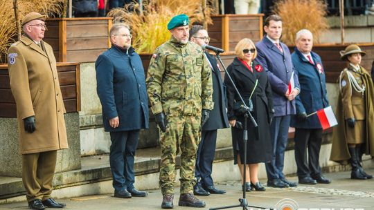 Obchody 107. rocznicy odzyskania przez Polskę niepodległości zdjęcie przedstawia osoby podczas uroczystości 11. listopada 2025