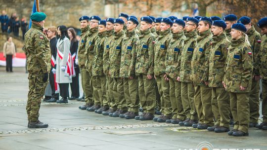Obchody 107. rocznicy odzyskania przez Polskę niepodległości zdjęcie przedstawia osoby podczas uroczystości 11. listopada 2025