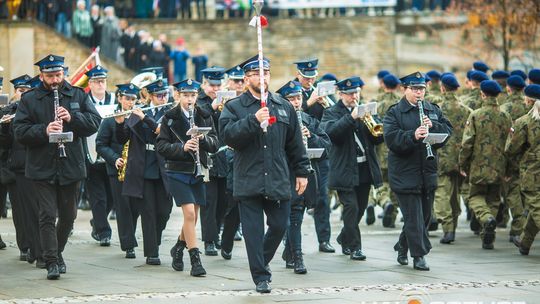 Obchody 107. rocznicy odzyskania przez Polskę niepodległości zdjęcie przedstawia osoby podczas uroczystości 11. listopada 2025