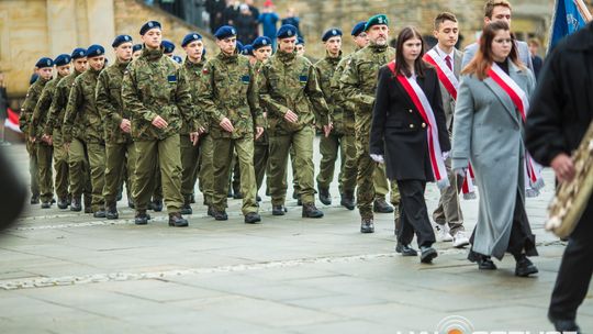 Obchody 107. rocznicy odzyskania przez Polskę niepodległości zdjęcie przedstawia osoby podczas uroczystości 11. listopada 2025