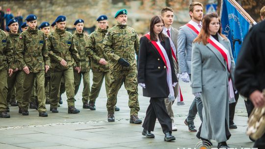 Obchody 107. rocznicy odzyskania przez Polskę niepodległości zdjęcie przedstawia osoby podczas uroczystości 11. listopada 2025