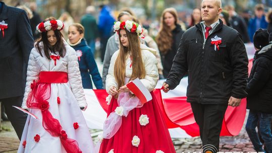 Obchody 107. rocznicy odzyskania przez Polskę niepodległości zdjęcie przedstawia osoby podczas uroczystości 11. listopada 2025