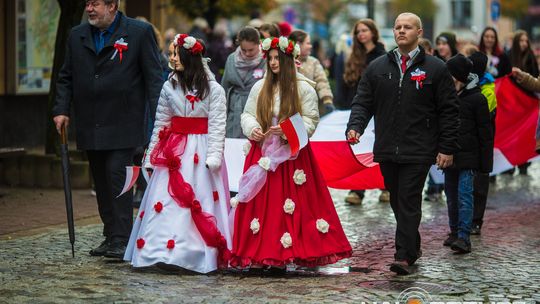 Obchody 107. rocznicy odzyskania przez Polskę niepodległości zdjęcie przedstawia osoby podczas uroczystości 11. listopada 2025