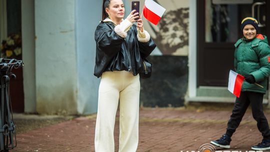 Obchody 107. rocznicy odzyskania przez Polskę niepodległości zdjęcie przedstawia osoby podczas uroczystości 11. listopada 2025