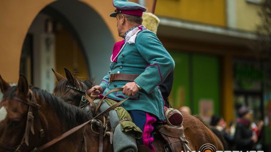 Obchody 107. rocznicy odzyskania przez Polskę niepodległości zdjęcie przedstawia osoby podczas uroczystości 11. listopada 2025