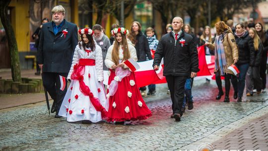 Obchody 107. rocznicy odzyskania przez Polskę niepodległości zdjęcie przedstawia osoby podczas uroczystości 11. listopada 2025
