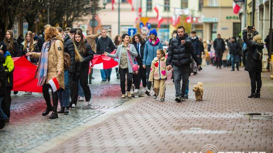Obchody 107. rocznicy odzyskania przez Polskę niepodległości zdjęcie przedstawia osoby podczas uroczystości 11. listopada 2025