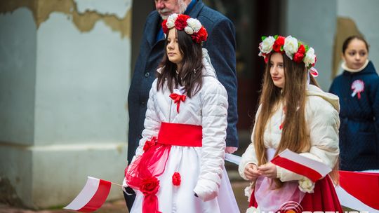 Obchody 107. rocznicy odzyskania przez Polskę niepodległości zdjęcie przedstawia osoby podczas uroczystości 11. listopada 2025