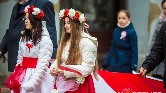 Obchody 107. rocznicy odzyskania przez Polskę niepodległości zdjęcie przedstawia osoby podczas uroczystości 11. listopada 2025