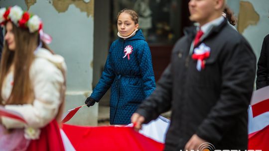 Obchody 107. rocznicy odzyskania przez Polskę niepodległości zdjęcie przedstawia osoby podczas uroczystości 11. listopada 2025