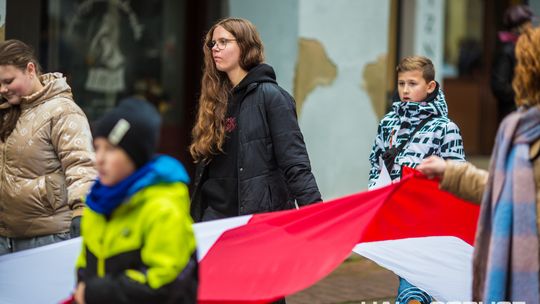 Obchody 107. rocznicy odzyskania przez Polskę niepodległości zdjęcie przedstawia osoby podczas uroczystości 11. listopada 2025