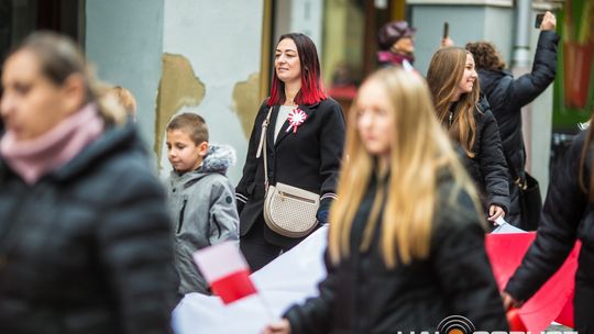 Obchody 107. rocznicy odzyskania przez Polskę niepodległości zdjęcie przedstawia osoby podczas uroczystości 11. listopada 2025