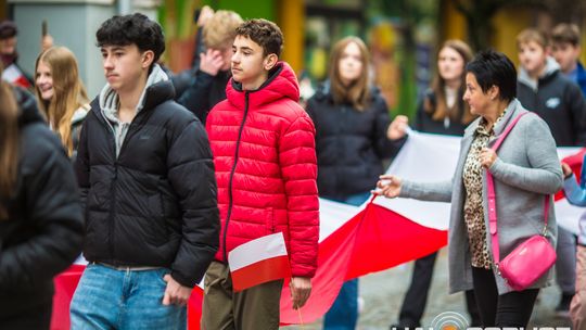 Obchody 107. rocznicy odzyskania przez Polskę niepodległości zdjęcie przedstawia osoby podczas uroczystości 11. listopada 2025