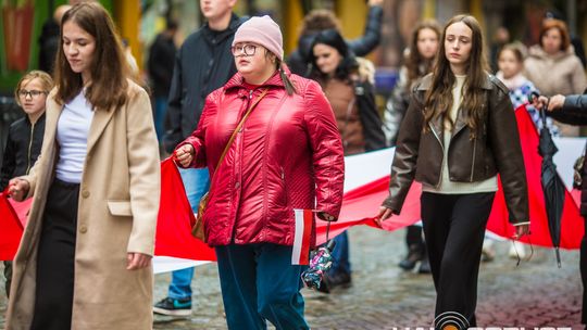 Obchody 107. rocznicy odzyskania przez Polskę niepodległości zdjęcie przedstawia osoby podczas uroczystości 11. listopada 2025