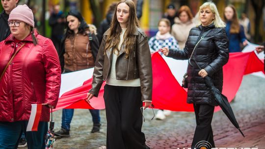 Obchody 107. rocznicy odzyskania przez Polskę niepodległości zdjęcie przedstawia osoby podczas uroczystości 11. listopada 2025