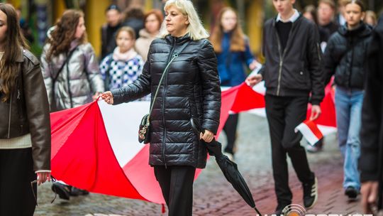 Obchody 107. rocznicy odzyskania przez Polskę niepodległości zdjęcie przedstawia osoby podczas uroczystości 11. listopada 2025