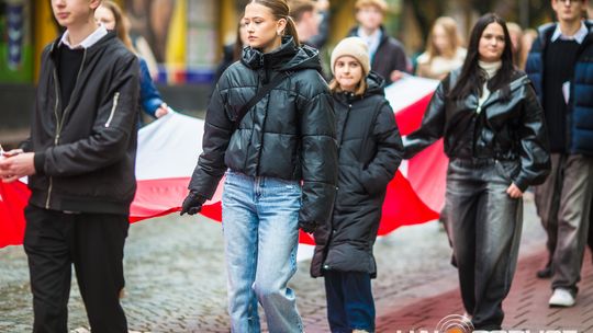 Obchody 107. rocznicy odzyskania przez Polskę niepodległości zdjęcie przedstawia osoby podczas uroczystości 11. listopada 2025