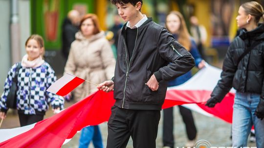 Obchody 107. rocznicy odzyskania przez Polskę niepodległości zdjęcie przedstawia osoby podczas uroczystości 11. listopada 2025