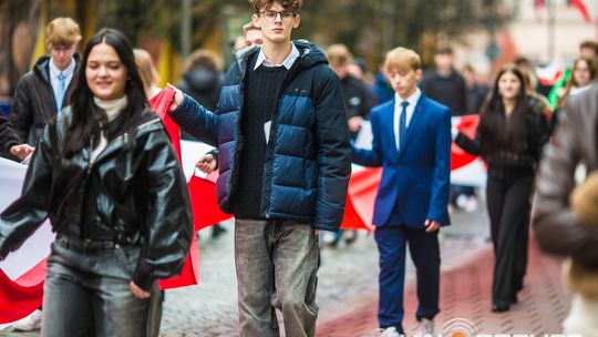 Obchody 107. rocznicy odzyskania przez Polskę niepodległości zdjęcie przedstawia osoby podczas uroczystości 11. listopada 2025