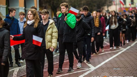 Obchody 107. rocznicy odzyskania przez Polskę niepodległości zdjęcie przedstawia osoby podczas uroczystości 11. listopada 2025