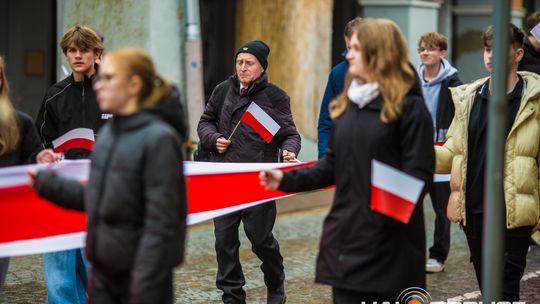 Obchody 107. rocznicy odzyskania przez Polskę niepodległości zdjęcie przedstawia osoby podczas uroczystości 11. listopada 2025