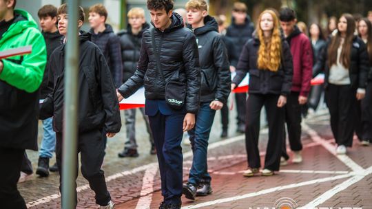 Obchody 107. rocznicy odzyskania przez Polskę niepodległości zdjęcie przedstawia osoby podczas uroczystości 11. listopada 2025