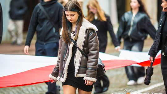 Obchody 107. rocznicy odzyskania przez Polskę niepodległości zdjęcie przedstawia osoby podczas uroczystości 11. listopada 2025