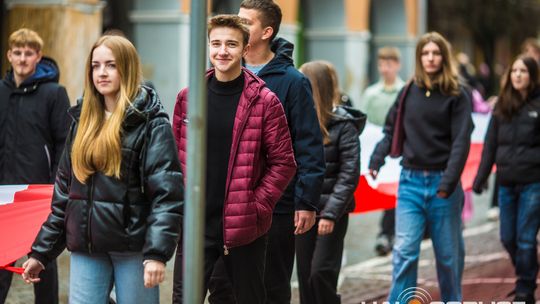 Obchody 107. rocznicy odzyskania przez Polskę niepodległości zdjęcie przedstawia osoby podczas uroczystości 11. listopada 2025