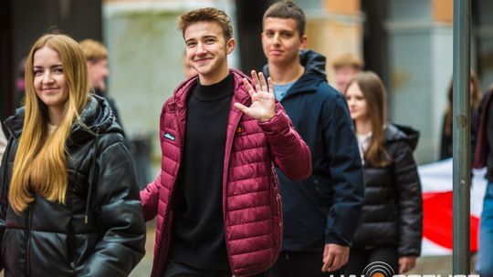 Obchody 107. rocznicy odzyskania przez Polskę niepodległości zdjęcie przedstawia osoby podczas uroczystości 11. listopada 2025