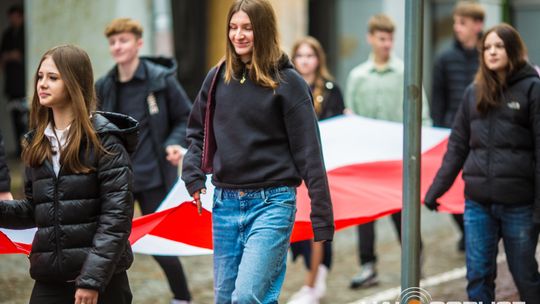 Obchody 107. rocznicy odzyskania przez Polskę niepodległości zdjęcie przedstawia osoby podczas uroczystości 11. listopada 2025