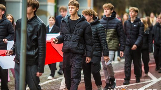 Obchody 107. rocznicy odzyskania przez Polskę niepodległości zdjęcie przedstawia osoby podczas uroczystości 11. listopada 2025