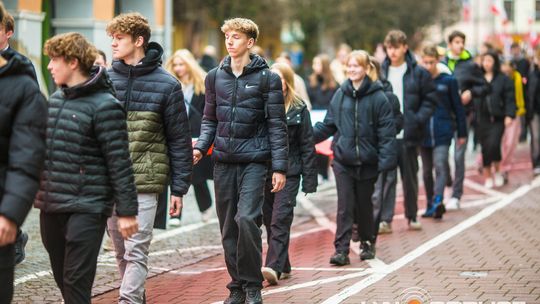 Obchody 107. rocznicy odzyskania przez Polskę niepodległości zdjęcie przedstawia osoby podczas uroczystości 11. listopada 2025