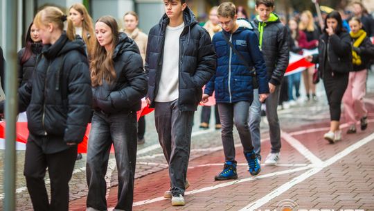 Obchody 107. rocznicy odzyskania przez Polskę niepodległości zdjęcie przedstawia osoby podczas uroczystości 11. listopada 2025