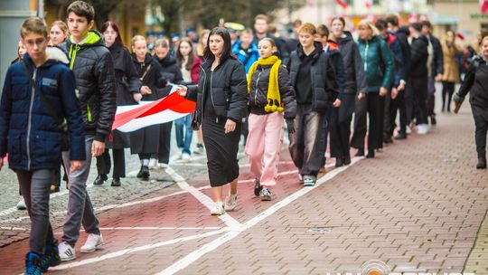 Obchody 107. rocznicy odzyskania przez Polskę niepodległości zdjęcie przedstawia osoby podczas uroczystości 11. listopada 2025