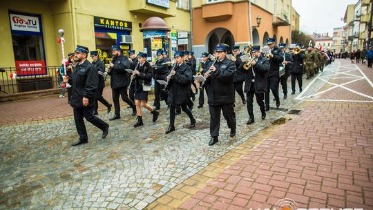 Obchody 107. rocznicy odzyskania przez Polskę niepodległości zdjęcie przedstawia osoby podczas uroczystości 11. listopada 2025
