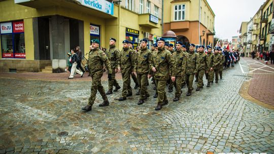 Obchody 107. rocznicy odzyskania przez Polskę niepodległości zdjęcie przedstawia osoby podczas uroczystości 11. listopada 2025