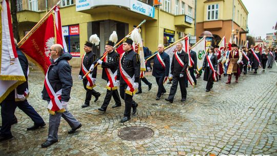 Obchody 107. rocznicy odzyskania przez Polskę niepodległości zdjęcie przedstawia osoby podczas uroczystości 11. listopada 2025